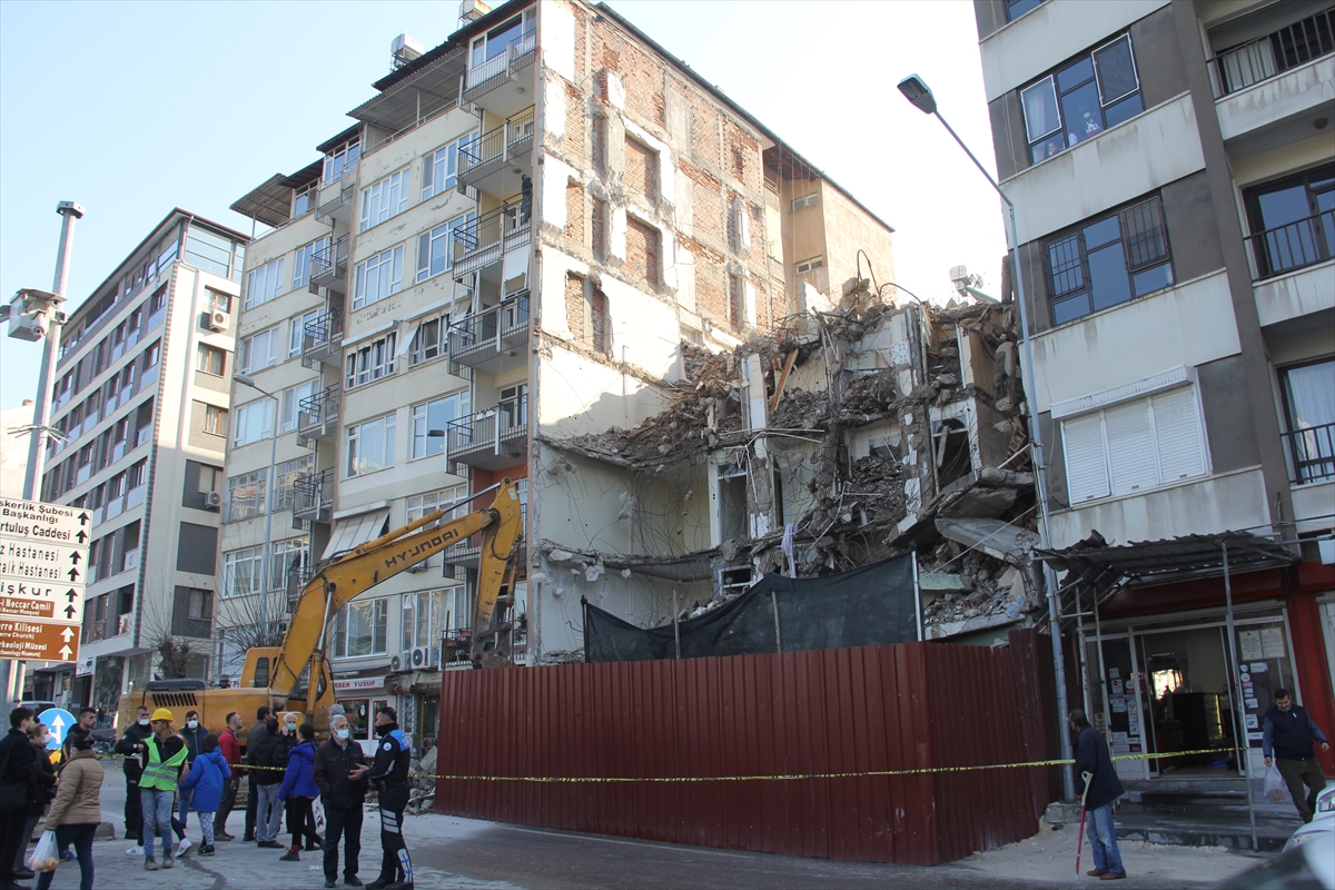 Hatay'da bina yıkımı sırasında bitişikteki apartmanın 2 dairesi zarar gördü