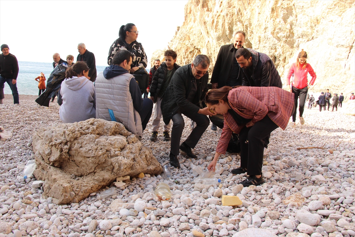 Hatay'daki Karamağara Koyu sahilinde çevre temizliği yapıldı