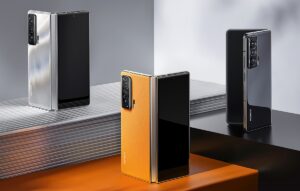 - Honor Magic V, siyah, gümüş ve turuncu renkleriyle satışa