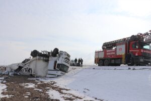 IĞDIR (AA) – Iğdır'da devrilen tırdaki temizlik malzemeleri etrafa savruldu.