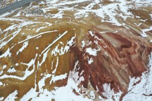 IĞDIR (AA) – Iğdır'da bulunan Gökkuşağı Tepeleri, yer yer karla