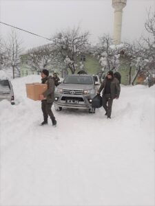 KASTAMONU (AA) – Kastamonu'nun Bozkurt ilçesinde, yoğun kar yağışı nedeniyle