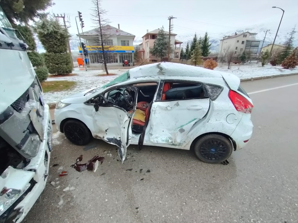 Isparta'da otomobil ve tırın çarpıştığı kazada 3 öğretmen yaralandı
