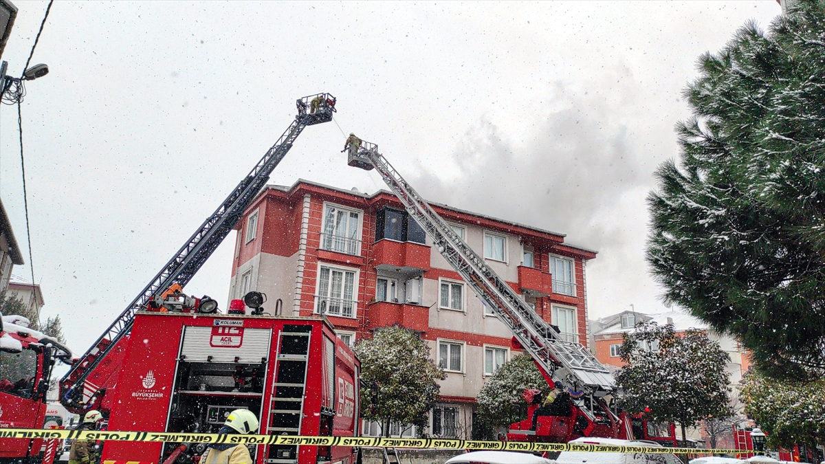 İstanbul Pendik'te binanın çatısında çıkan yangın söndürüldü