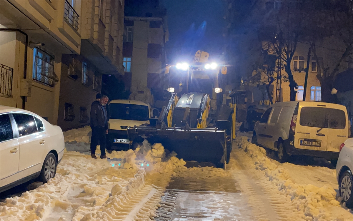 İstanbul'da bir kişi sokağındaki karları kendi iş makinesiyle temizledi