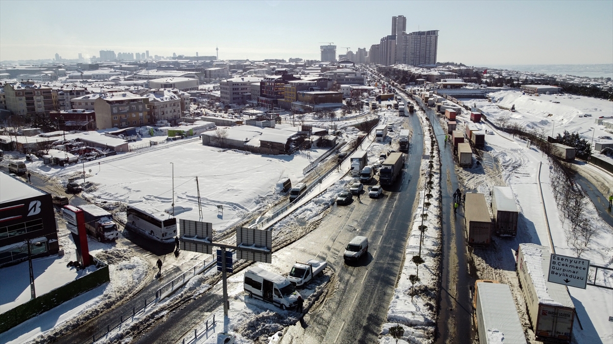 İstanbul'da kar nedeniyle yola bırakılan araçlar trafiği engelliyor