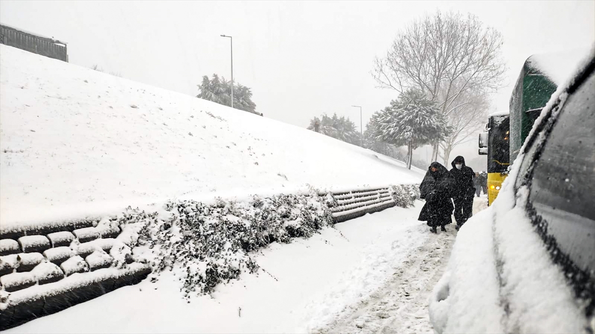 İstanbul'da kar yağışı hayatı olumsuz etkiliyor