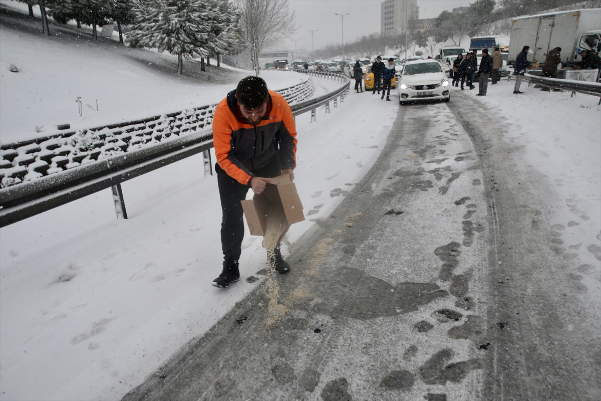 GÜNCELLEME – İstanbul'da kar yağışı hayatı olumsuz etkiliyor