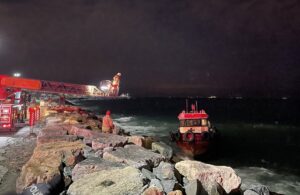 İSTANBUL (AA) – Kadıköy açıklarında sürüklenerek karaya oturan balıkçı teknesindeki