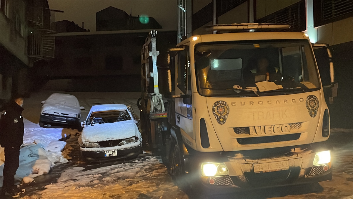 İstanbul'da park halindeki otomobilde çıkan yangında bir kişi öldü