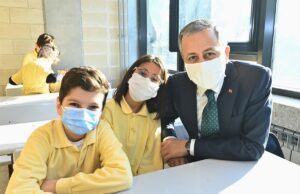 - İstanbul Valisi Ali Yerlikaya, Fatih'teki Aksaray Mahmudiye Ortaokulunda öğrencilere