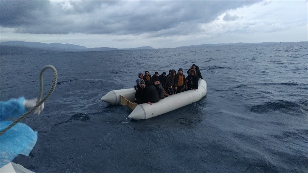 İzmir açıklarında Yunanistan unsurlarınca geri itilen 42 düzensiz göçmen kurtarıldı