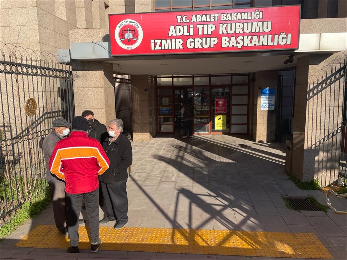 İzmir'de apartmandaki yangında ölen kişinin cenazesi ailesine teslim edildi