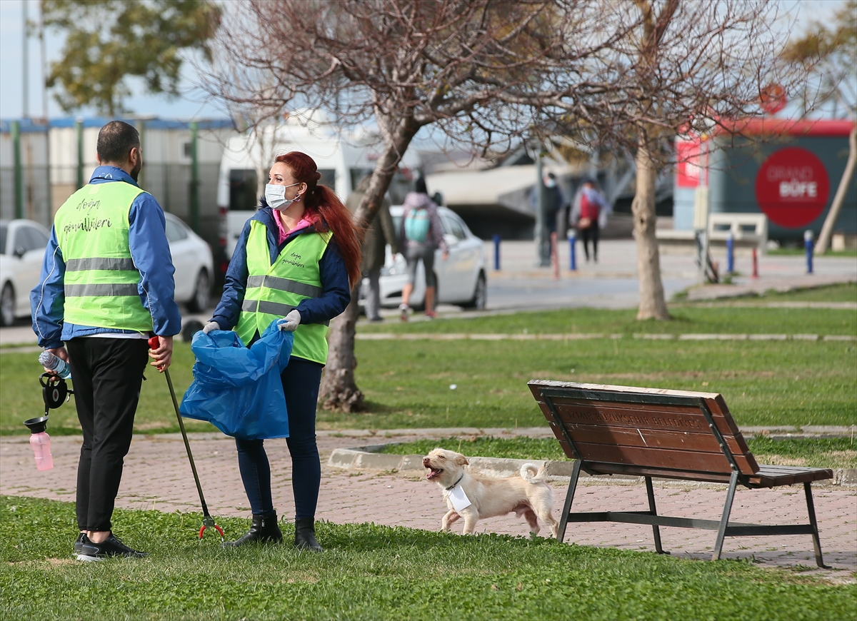 İzmir’de gönüllüler, depremde hayatını kaybeden ikizlerin anısına sahili temizledi