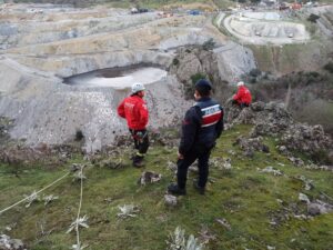İZMİR (AA) – İzmir'in Kınık ilçesinde kayalıklarda mahsur kalan hamile