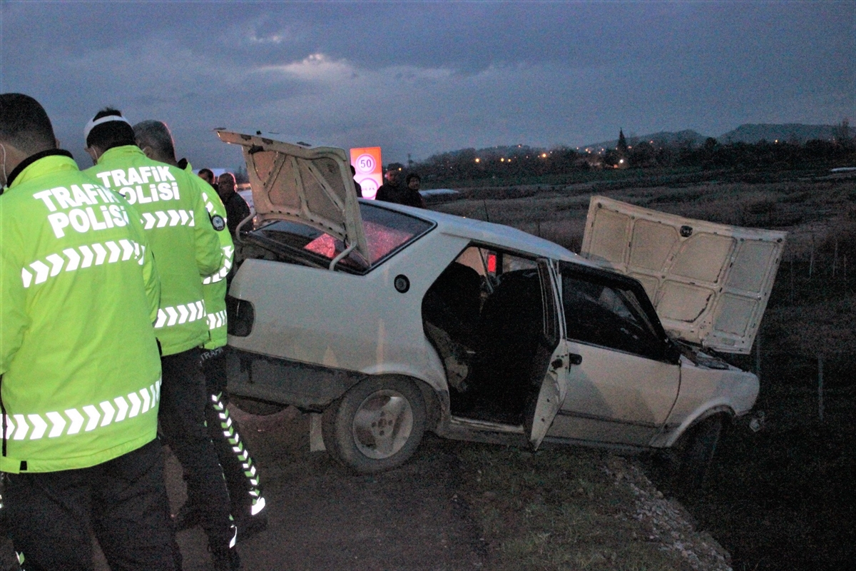 İzmir'de kaza yapan otomobil yol kenarında asılı kaldı