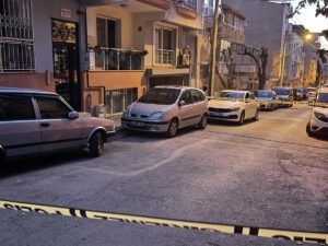 İZMİR (AA) – İzmir'in Buca ilçesinde bina önüne araç park