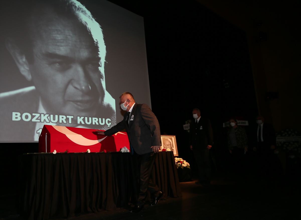 İzmir'de vefat eden duayen tiyatrocu Bozkurt Kuruç, sahneden uğurlandı
