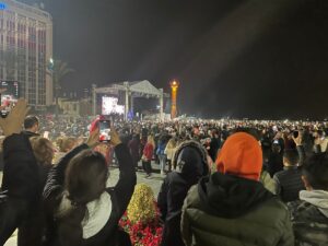 İZMİR (AA) – İzmirliler yeni yıla Cumhuriyet Meydanı'ndaki kutlamalarla "merhaba"