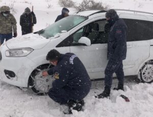 KAHRAMANMARAŞ (AA) – Kahramanmaraş'ın Afşin ilçesinde kara saplanan hafif ticari