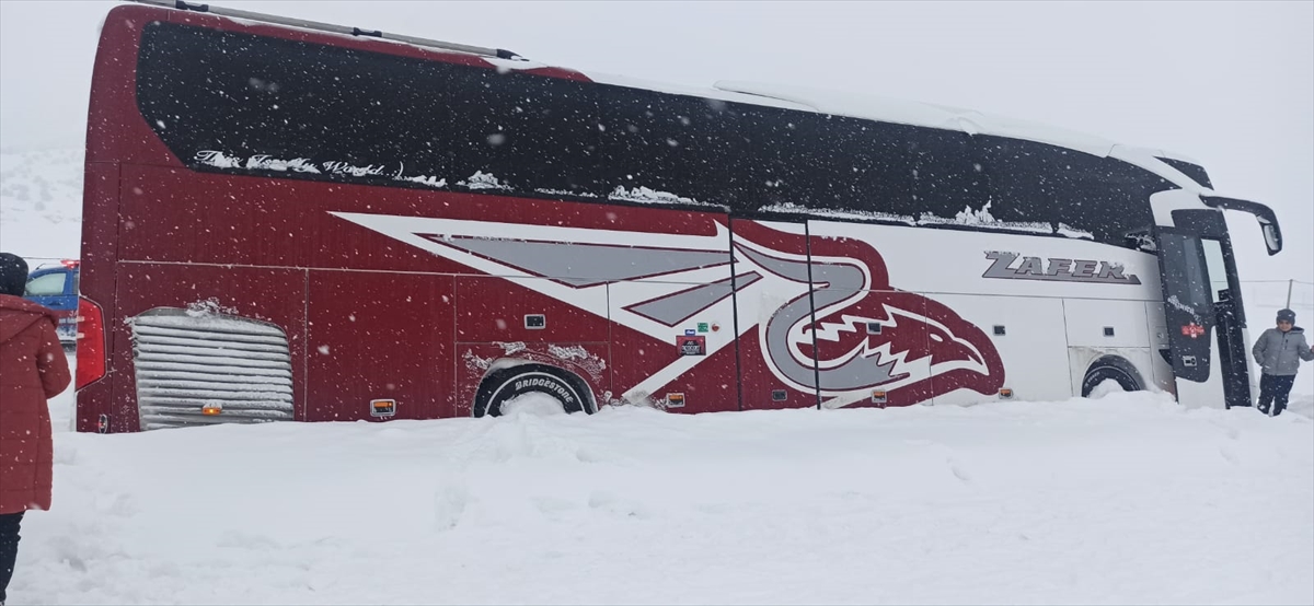 KAHRAMANMARAŞ (AA) – Kahramanmaraş'ın Göksun ilçesinde kara saplanan otobüsteki yolcular,