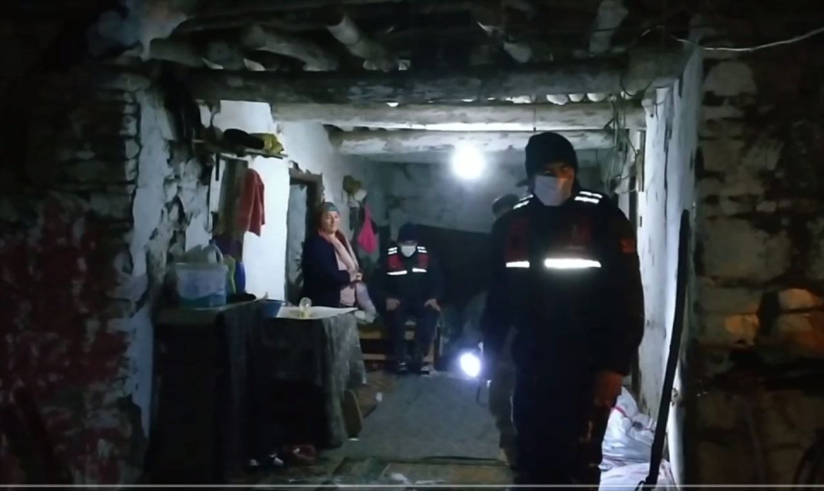 Kahramanmaraş'ta karın yolunu kapattığı ailenin biten yakacağını jandarma sağladı