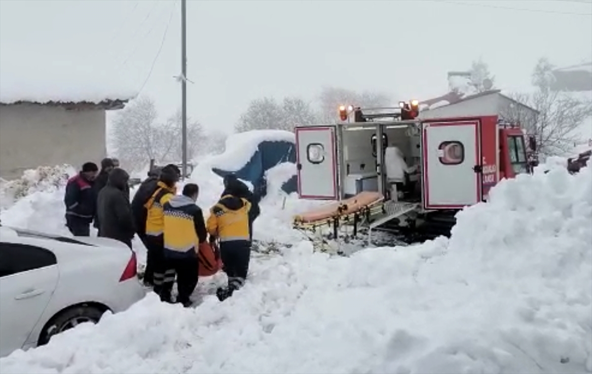 Kahramanmaraş'ta yolu kapanan kırsal mahalledeki hastaya paletli ambulansla ulaşıldı