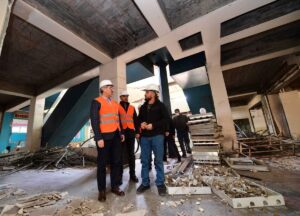 - Çirkin ve işlevsel olmadığı gerekçeleriyle eleştiriler alan yapının yerine