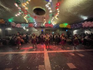 NEVŞEHİR (AA) – Kapadokya'da yerli ve yabancı konuklar, peribacaları arasındaki