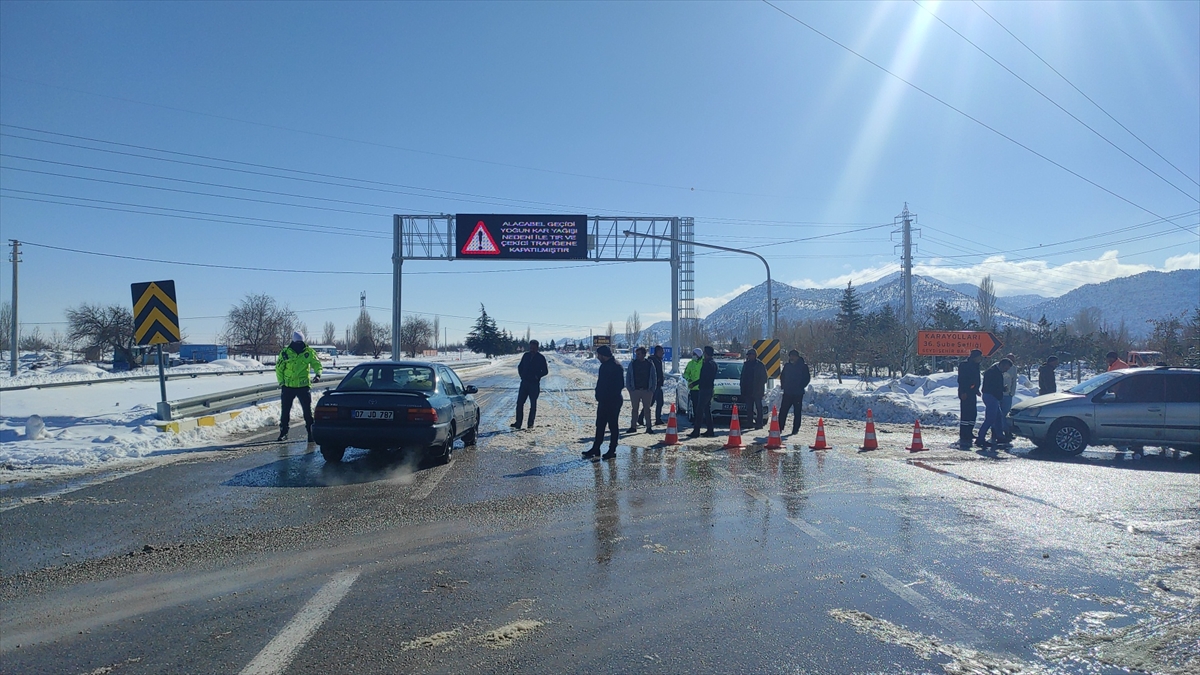 Kar nedeniyle kapanan Antalya-Konya kara yolu ulaşıma açıldı