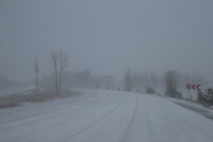 TOKAT (AA) – Tokat-Sivas kara yolunda etkili olan kar yağışı
