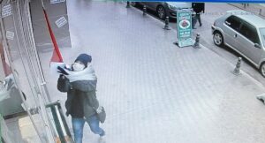 KARABÜK (AA) – Karabük'te bir iş yerinin camında asılı Türk