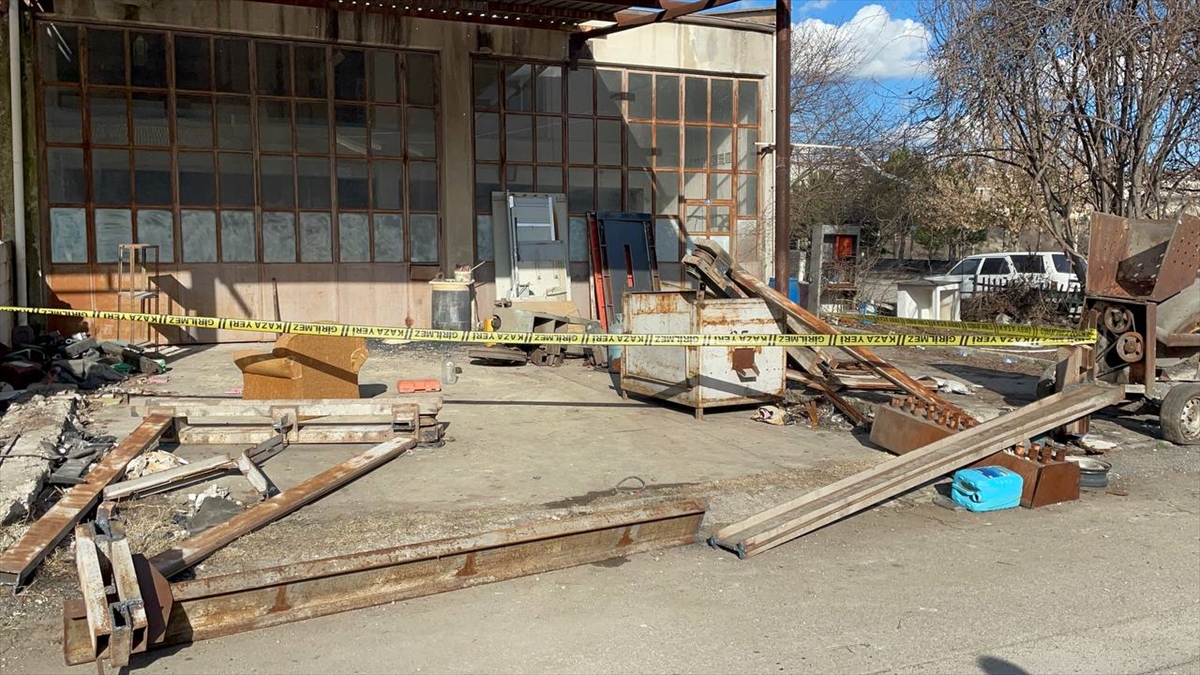 Karabük'te devrilen demir kesme makinesinin altında kalan kişi öldü