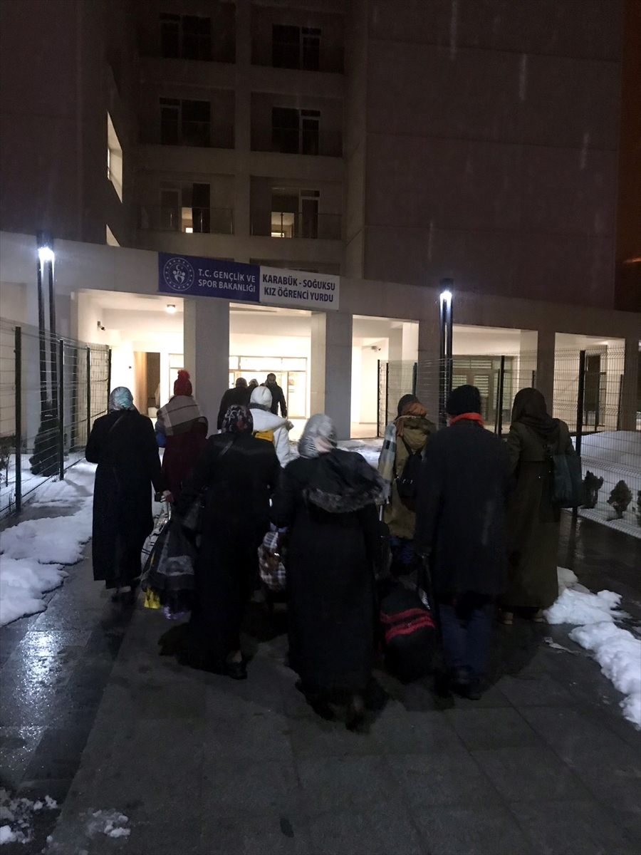 Karabük'te kar nedeniyle yolda kalan 99 kişi öğrenci yurdunda misafir ediliyor