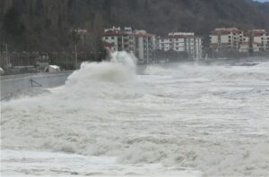 KASTAMONU (AA) – Kastamonu'nun Abana ve İnebolu ilçelerinde fırtına nedeniyle
