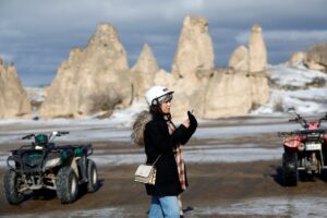 NEVŞEHİR (AA) – Nevşehir'de etkili olan kar yağışıyla Kapadokya'daki peribacaları