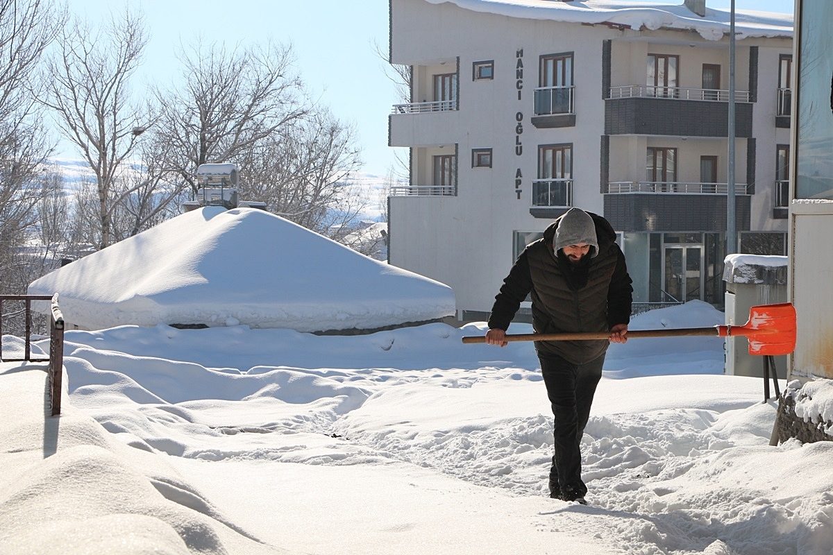 Karlıova'da tek katlı evler kara gömüldü