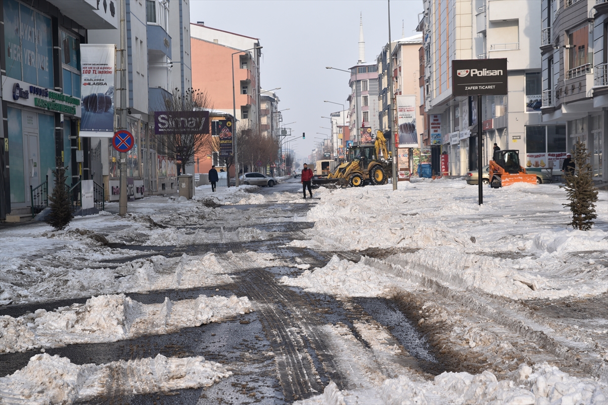 Kars şehir merkezindeki kar kamyonlarla şehir dışına taşınıyor