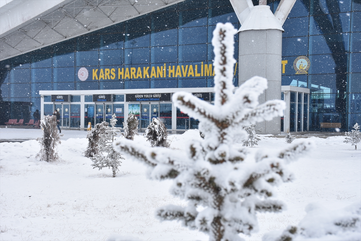 Kars ile Iğdır'da hava ulaşımına kar ve sis engeli