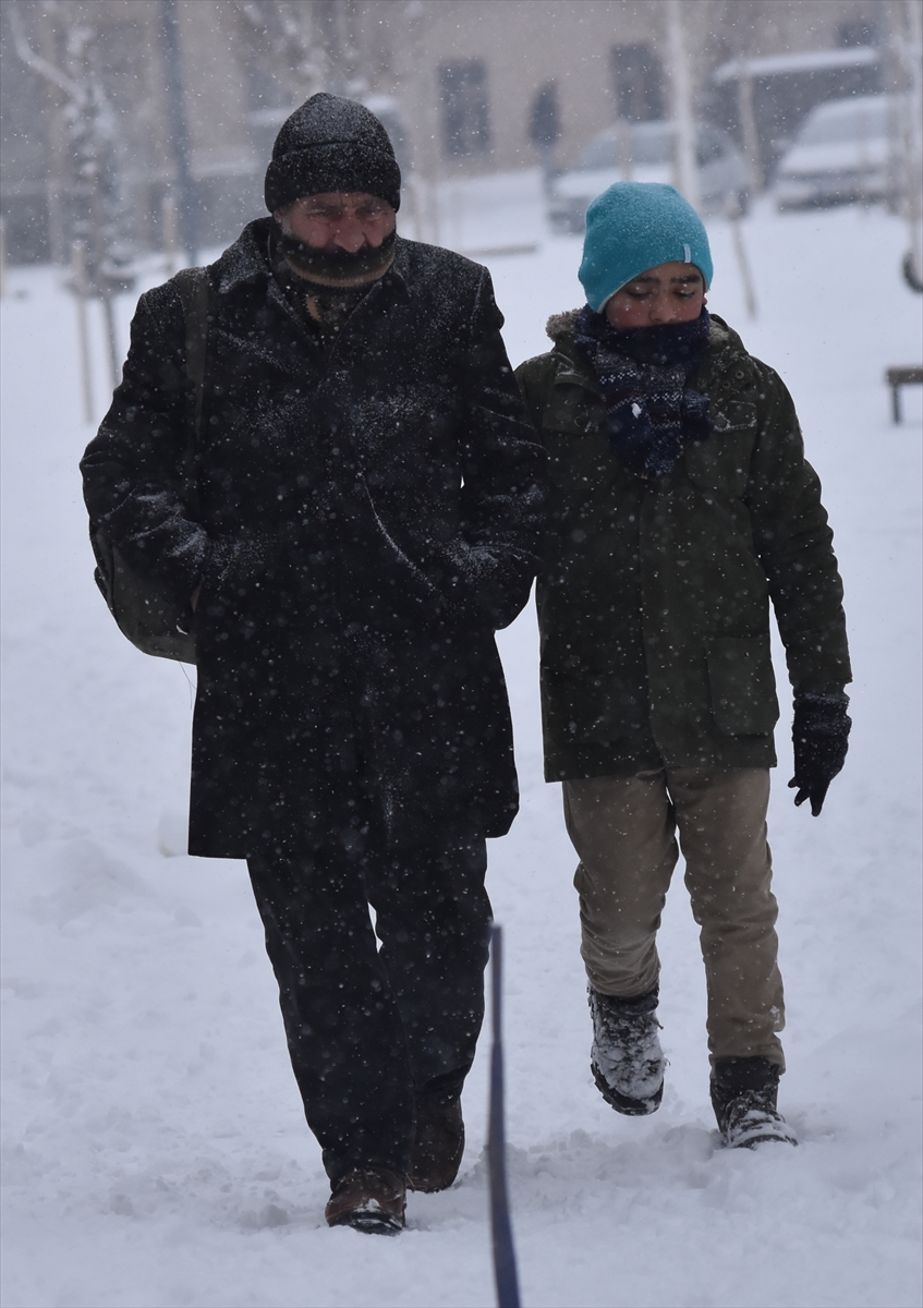 Kars'ta kar nedeniyle okullar bugün tatil edildi