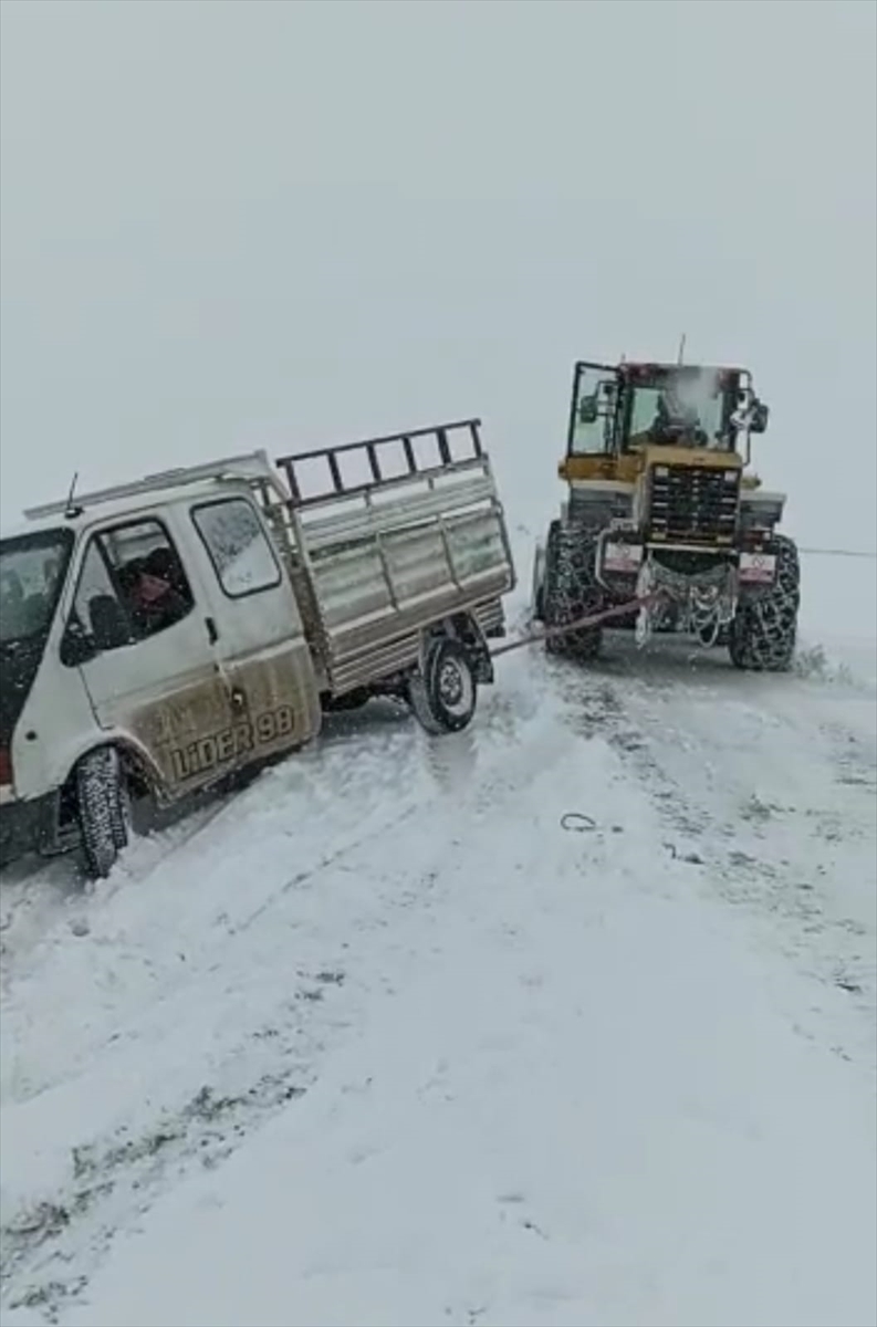 Kars'ta kar nedeniyle yolda kalan araçlar kurtarıldı