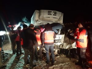 KARS (AA) – Kars'ta otomobille kamyonetin çarpışması sonucu biri ağır