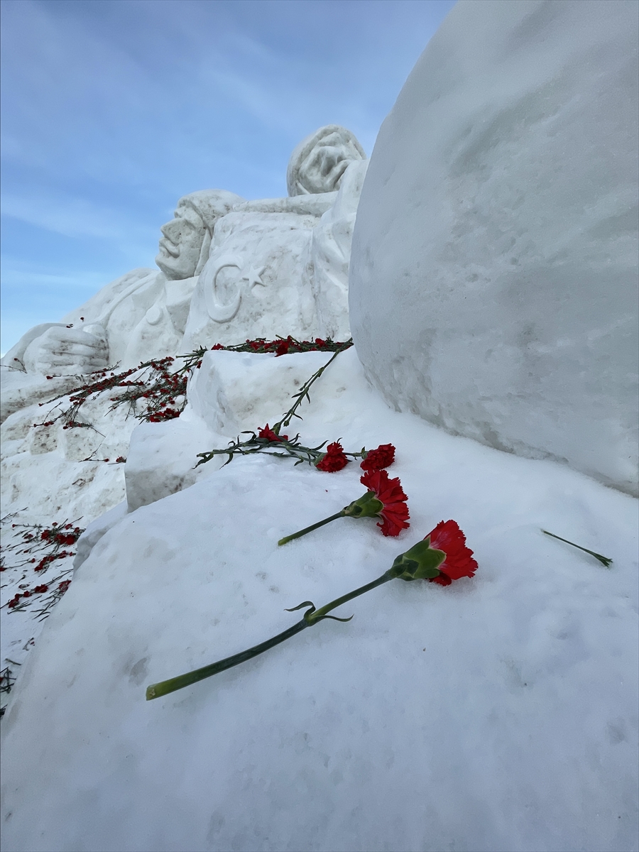 Kars'ta Sarıkamış şehitlerini temsilen yapılan kardan heykeller açıldı