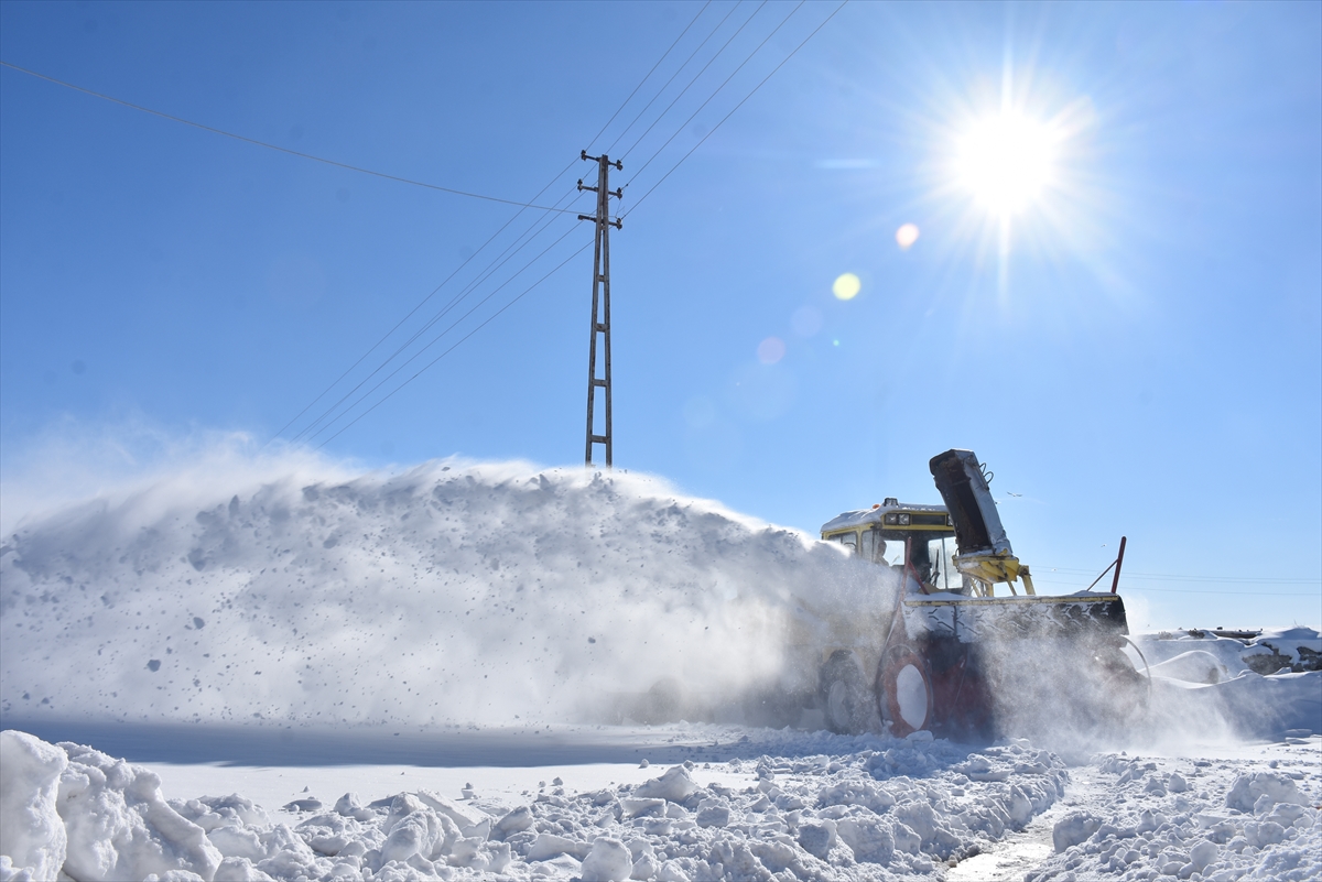 Kars'ta yolu kardan kapanan köylerdeki diyaliz hastalarının imdadına ekipler yetişti