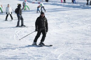 - Kayak merkezinde tatilciler, kayak ve snowboard yaparak keyifli vakit