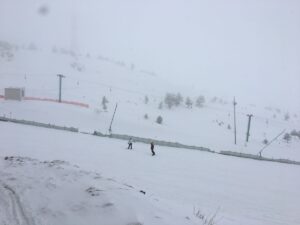 - Kayak merkezinde kar kalınlığı pistlerde yapay karlamayla birlikte 1,5