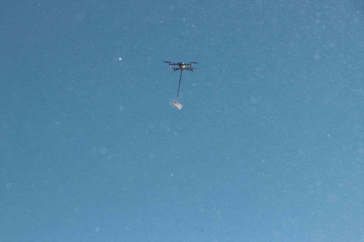 Kartalkaya'da kayak pistine dronla yemek servisi