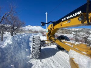 ANTALYA (AA) – Kaş'ta kardan kapanan 18 mahallenin yolu ulaşıma