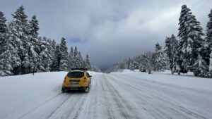 KASTAMONU (AA) – Kastamonu'da yoğun kar yağışının etkili olduğu bölgelerde