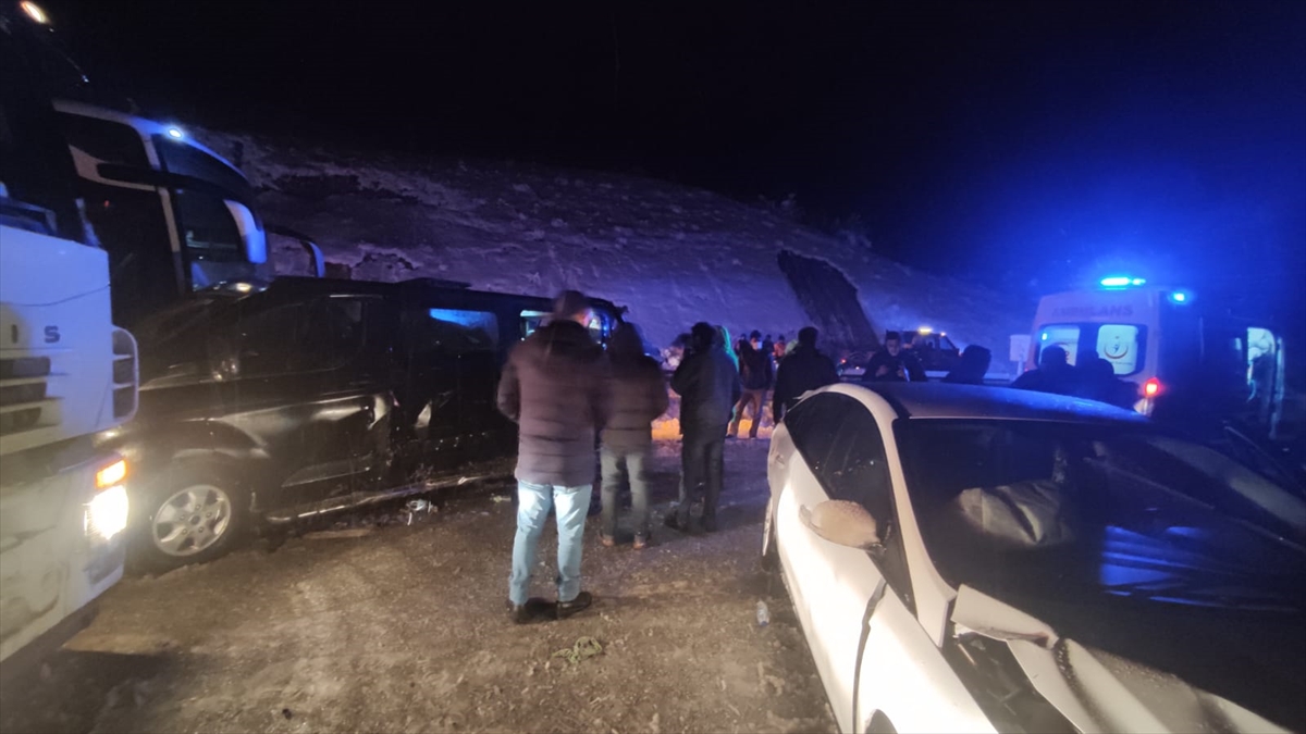 Kastamonu'da 7 aracın karıştığı zincirleme trafik kazasında 8 kişi yaralandı